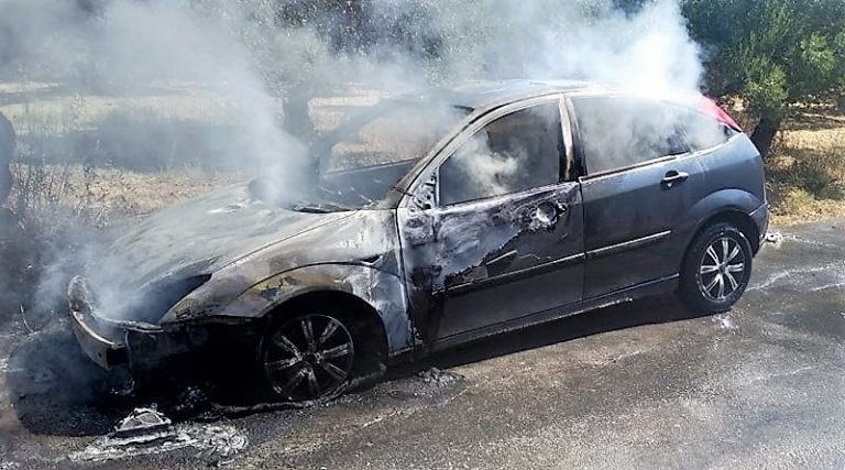 Χανιά: Βγήκε ζωντανός από το φλεγόμενο ΙΧ (φωτο)