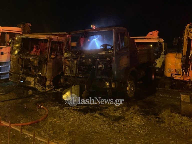 Χανιά: Φλόγες τύλιξαν δυο φορτηγά (φωτο)
