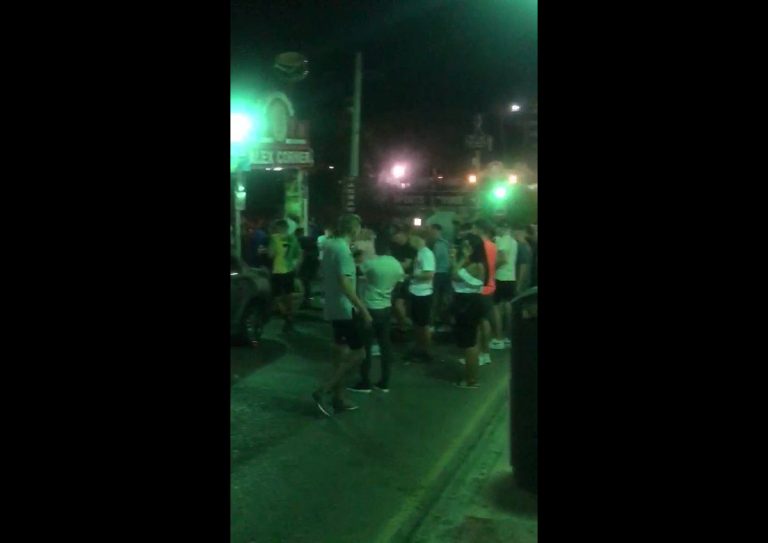 Μεθυσμένοι και ασυγκράτητοι Βρετανοί τουρίστες τρομάζουν - Το βίντεο που έγινε viral
