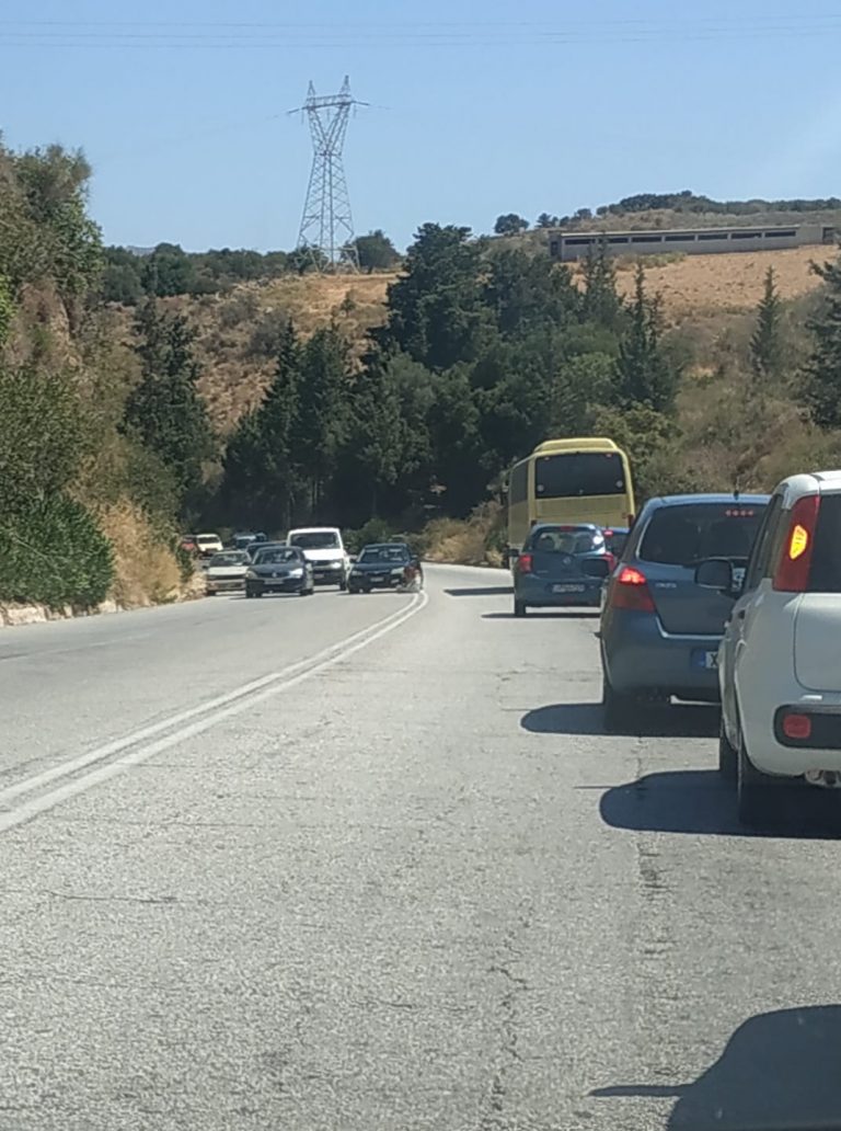 Χανιά: Απίστευτο περιστατικό! Γυναίκα ξάπλωσε στην μέση της Εθνικής (φωτο)