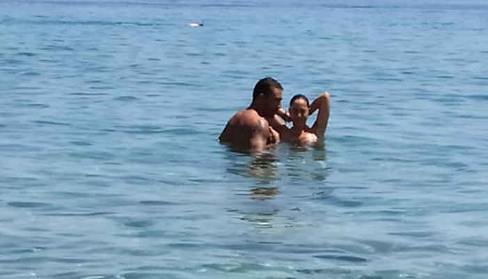 Ασλανίδου - Μουντάκης: Απόλαυσαν το μπάνιο τους στο Λουτρό Σφακίων (φωτο)