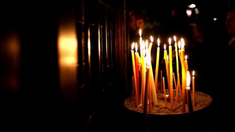 Ιερέας διέκοψε τη λειτουργία και επιτέθηκε στον επίτροπο επειδή έλεγε στους πιστούς να φορούν μάσκα