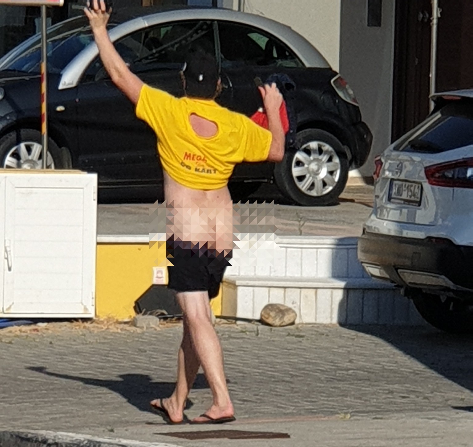 Χανιά: Άνδρας κυκλοφορεί με τα οπίσθια του σε κοινή θέα, στην Αγία Μαρίνα (φωτο)