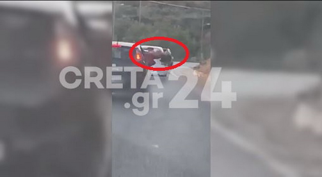Κρήτη: Οδηγεί και η συνοδηγός κρέμεται …έξω από το αυτοκίνητο (video)