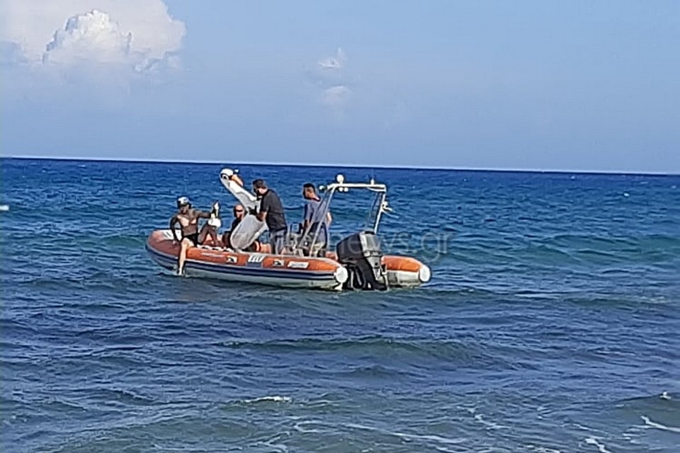 Χανιά: Επιχείρηση διάσωσης τουρίστα - Παρασύρθηκε με ένα φουσκωτό κύκνο! (φωτο)