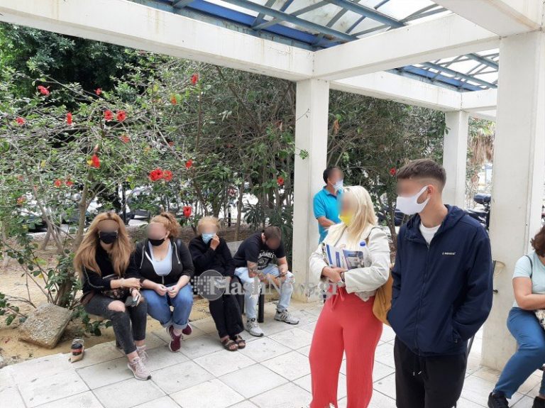 Χανιά: Αγανακτισμένοι οι ασφαλισμένοι από την ατελείωτη αναμονή έξω από τον ΕΦΚΑ (φωτο)