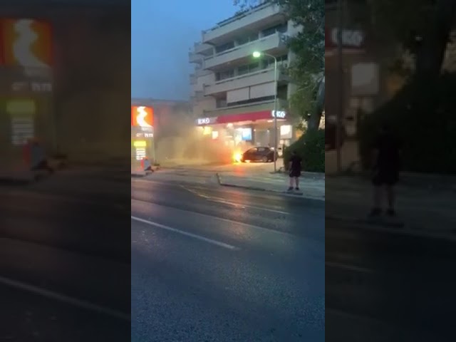 Αυτοκίνητο που είχε πάρει φωτιά μπήκε σε βενζινάδικο (video)