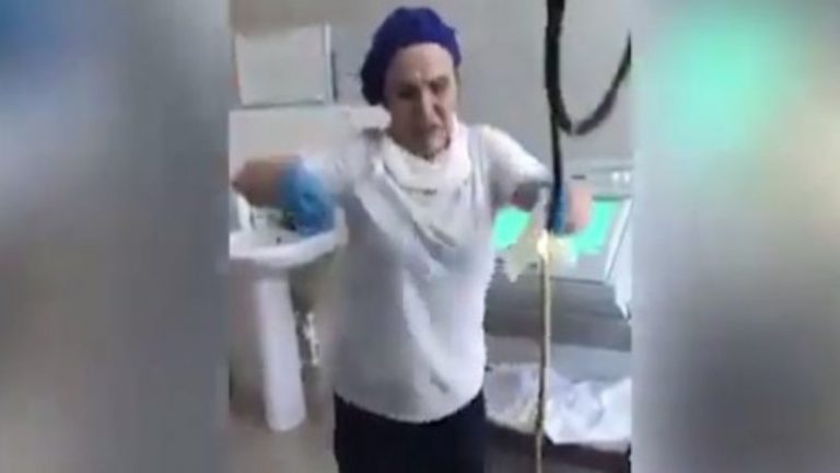 Γιατροί έβγαλαν φίδι σχεδόν 1,5 μέτρο από τον λαιμό μιας γυναίκας (video)