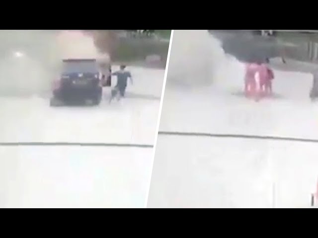 Αυτοκίνητο τυλίχτηκε στις φλόγες την ώρα που έβαζαν βενζίνη (video)