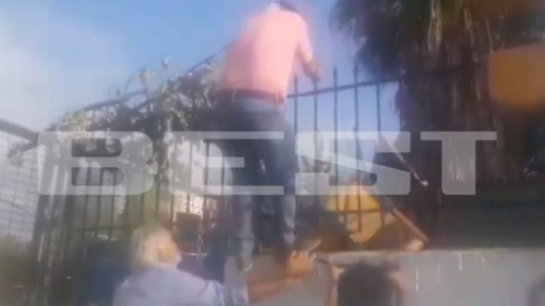 Πατέρας πάει να μπει σε κατάληψη και... τρώει καρέκλα (video)