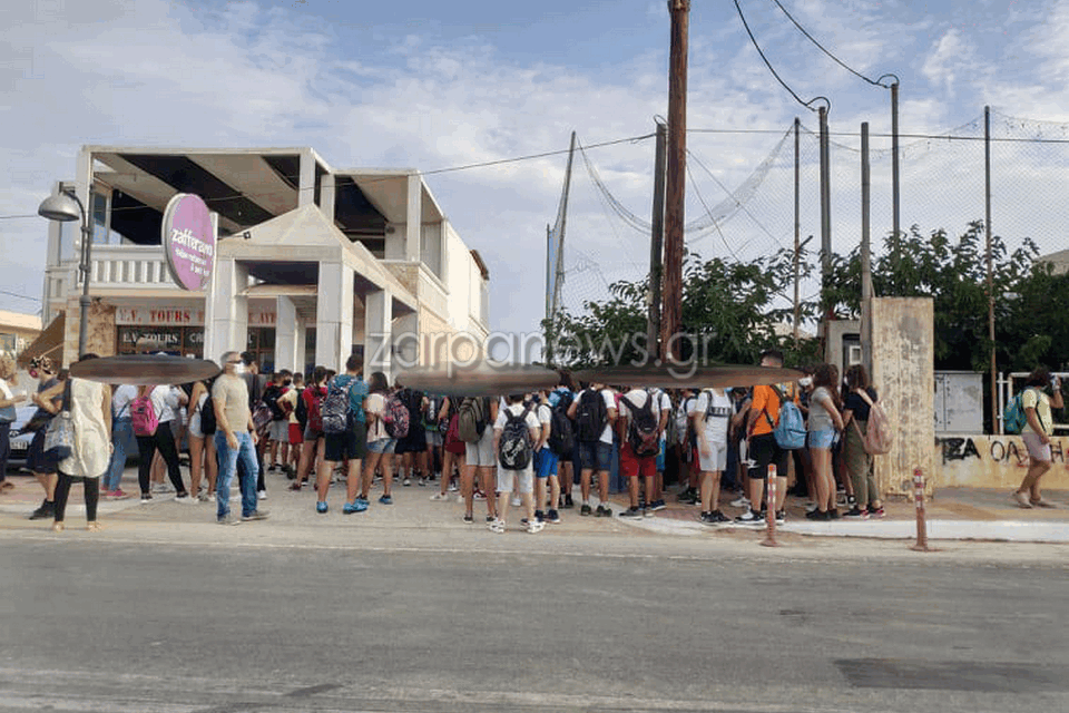 Χανιά: Κατάληψη στο γυμνάσιο Πλατανιά για τις μάσκες (φωτο)