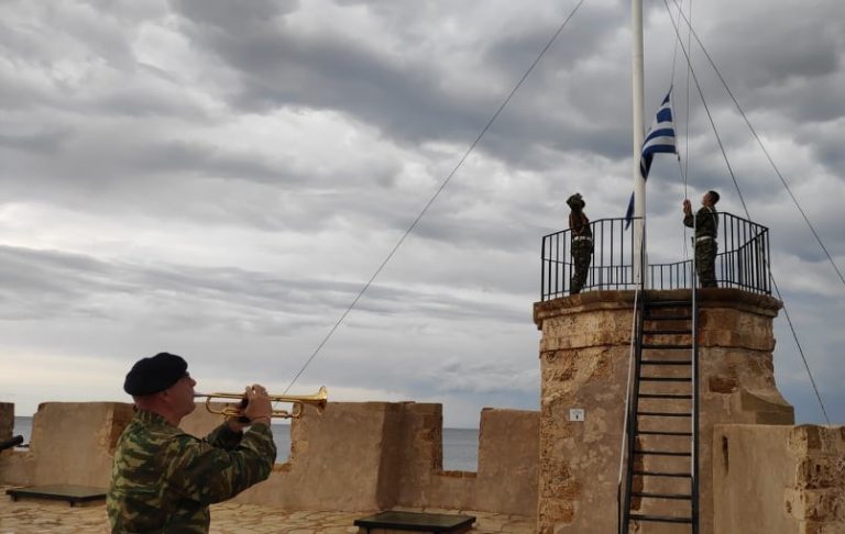 Χανιά: Ύψωσαν τη σημαία στο φρούριο Φιρκά για την εθνική εορτή (video + φωτο)