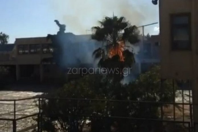 Χανιά: Άγνωστοι πυρπόλησαν φοίνικα μέσα σε σχολείο (φωτο)