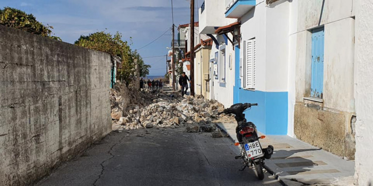 Τραγωδία: Δυο νεκρά παιδιά στην Σάμο - Τοίχος τα καταπλάκωσε μετά το σεισμό (video)