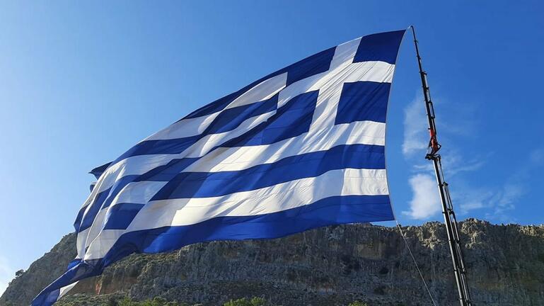Κρήτες ύψωσαν στο Καστελόριζο τη μεγαλύτερη ελληνική σημαία! (video)