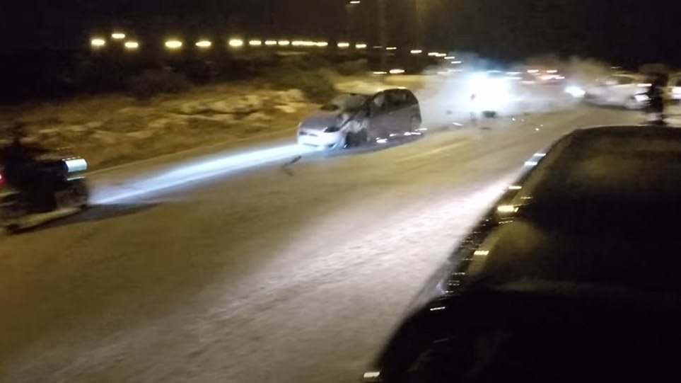 Τρομακτικό τροχαίο - Έτρεχε με ιλιγγιώδη ταχύτητα και παρέσυρε αυτοκίνητο και μηχανή (video)