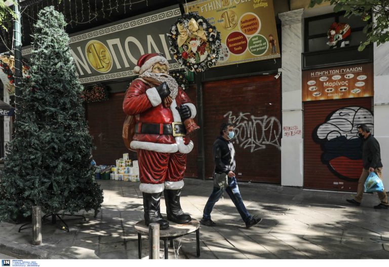 Σε ό,τι αφορά στον αριθμό των νοσηλευομένων, οι οποίοι είναι περίπου 3.000, η Ματίνα Παγώνη τόνισε ότι το 5% αυτών διασωληνώνεται και πλέον νοσηλεύονται νέοι άνθρωποι, 18-20 ετών. Σχετικά με τις ΜΕΘ, η πρόεδρος των νοσοκομειακών γιατρών δήλωσε ότι η Θεσσαλονίκη και η Λάρισα βρίσκονται στο κόκκινο και ίσως στη Βόρεια Ελλάδα χρειαστεί να γίνει επίταξη κι άλλων κλινών σε ιδιωτικά νοσοκομεία, ενώ στην Αττική υπάρχουν 44 κενά κρεβάτια.