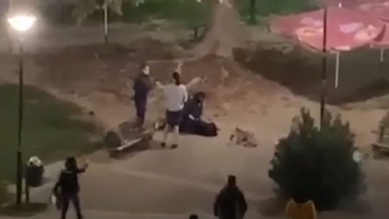 Αστυνομικός έριξε κάτω 15χρονη και της έβαλε χειροπέδες επειδή καθόταν στην πλατεία! (video)