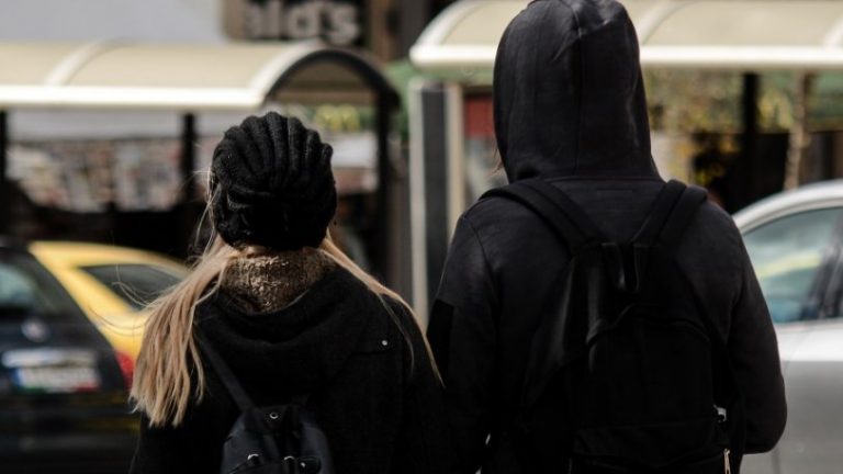 Τι κάνουν στο lockdown τα ζευγάρια που δεν μένουν μαζί;