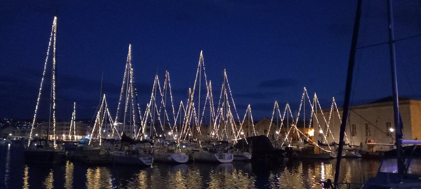 Χανιά: Ότι πιο όμορφο έχουμε δει σε Χριστουγεννιάτικο στολισμό στο Ενετικό Λιμάνι (φωτο) - aera.gr
