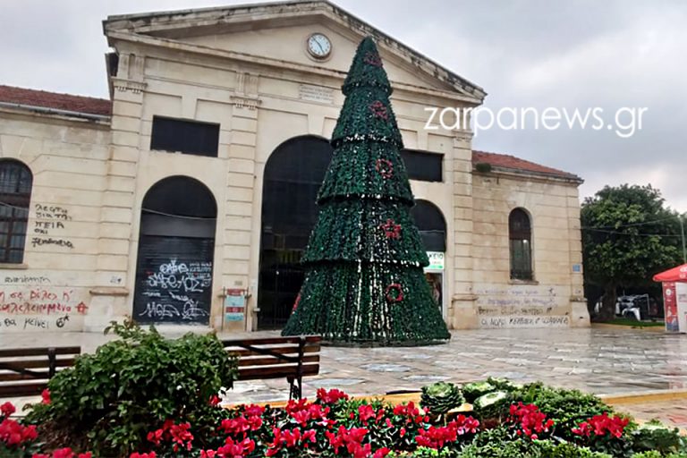 Χανιά: «Μύρισε» Χριστούγεννα - Τοποθετήθηκε το δέντρο στην πλατεία Δημοτικής Αγοράς (φωτο)