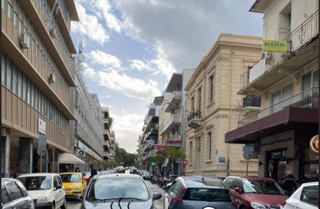 Χανιά: Απίστευτος οδηγός ανεβαίνει ανάποδα την Τζανακάκη (φωτο)