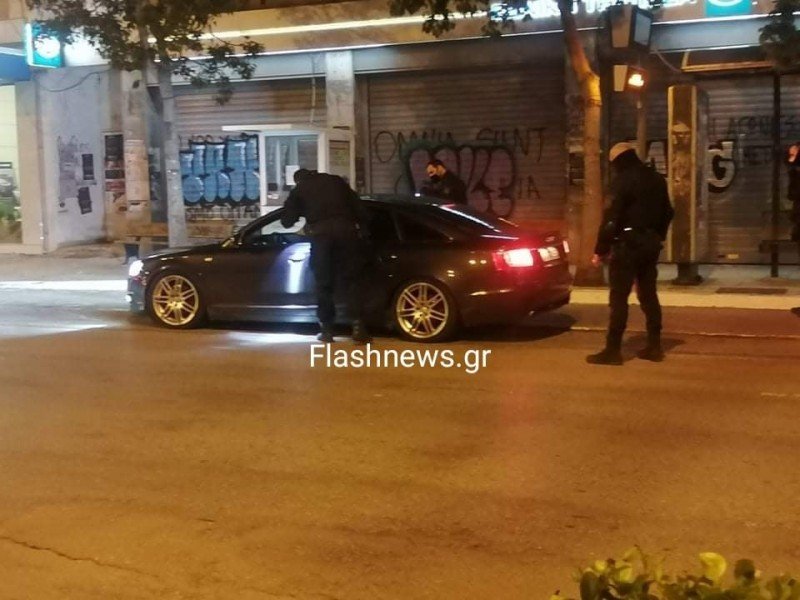 Χανιά: Μια πόλη άδεια γεμάτο αστυνομικά μπλόκα το βράδυ της παραμονής Χριστουγέννων (φωτο)
