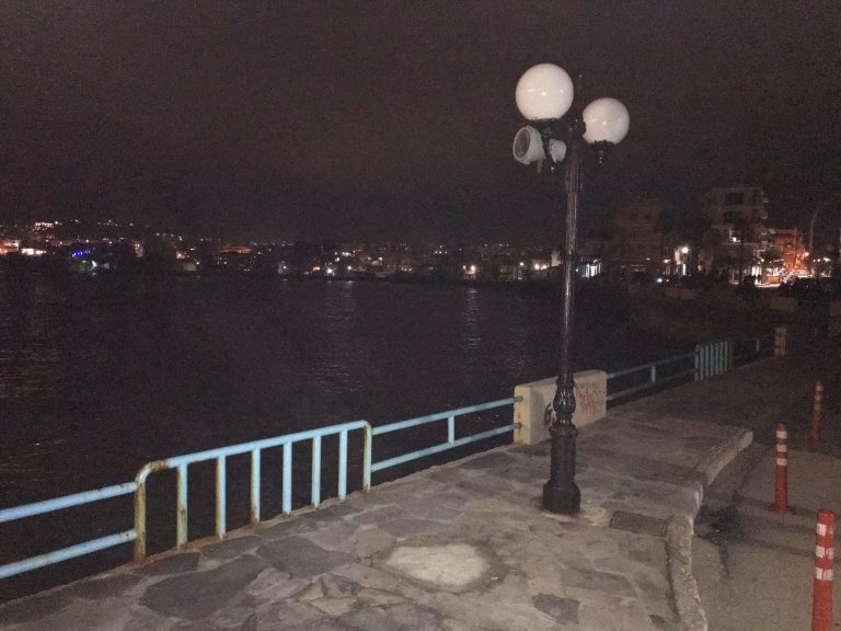 Χανιά: Στο… σκοτάδι το Κούμ Καπί! «Κάηκε» ο δημοτικός φωτισμός και τα στολίδια… (φωτο)