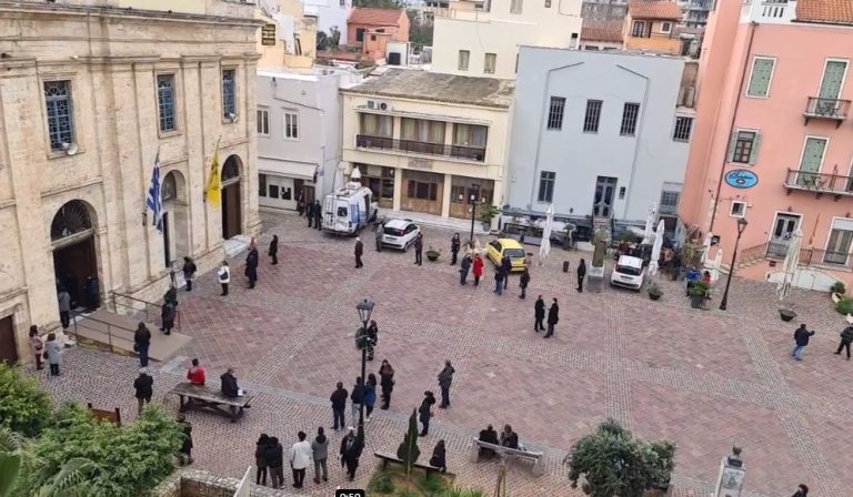 Χανιά: Με πιστούς και υπό το βλέμμα της αστυνομίας η λειτουργεία στην Μητρόπολη (video)