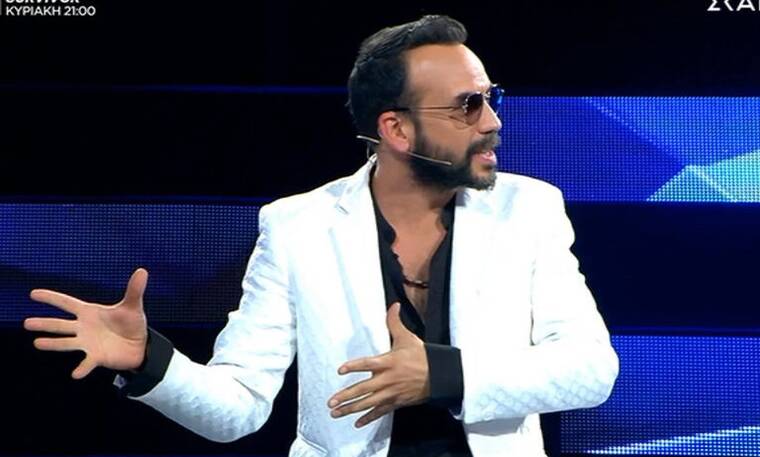 Σάστισε ο Πάνος Μουζουράκης με την αποκαλυπτική εμφάνιση παίκτριας στο The Voice (video)