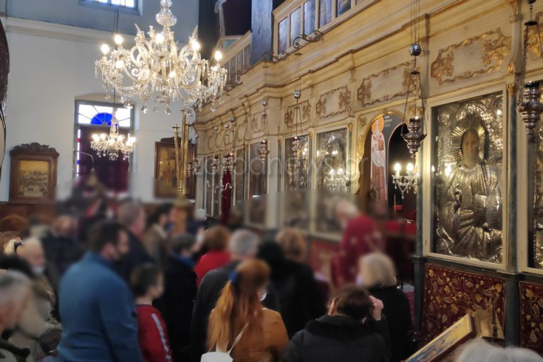 Στριμωγμένοι σαν τις σαρδέλες μέσα στη μητρόπολη Χανίων (φωτο)