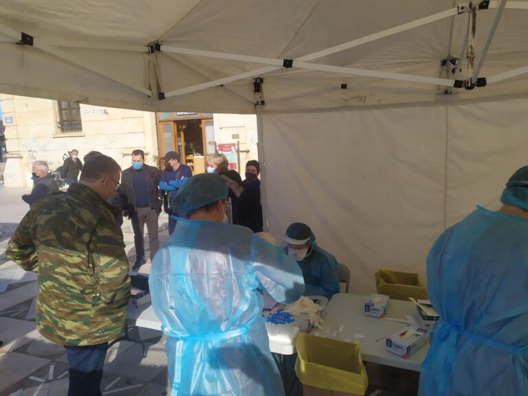 Χανιά: Αρκετός κόσμος στην πλατεία Αγοράς για rapid test - Δείτε εικόνες και δηλώσεις