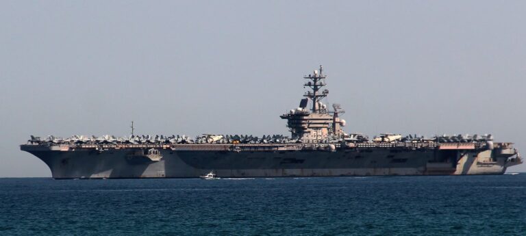 Χανιά: Έφτασε το αεροπλανοφόρο Dwight USS Eisenhower - Μηχανοκίνητη πορεία του ΚΚΕ (video)