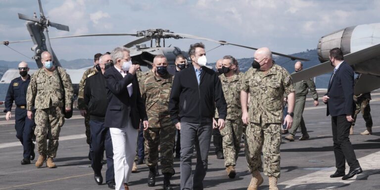 Στα Χανιά ο Μητσοτάκης - Επισκέφτηκε το αεροπλανοφόρο Eisenhower - Πανό διαμαρτυρίας (φωτο)