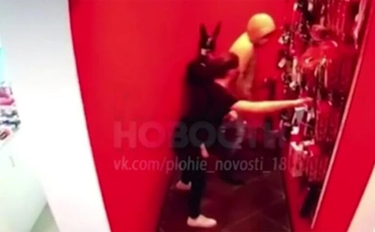 Τρελό σκηνικό σε sex shop: Πελάτης αυτοϊκανοποιείται και η υπάλληλος τον κυνηγά με σεξουαλικό βοήθημα (video)