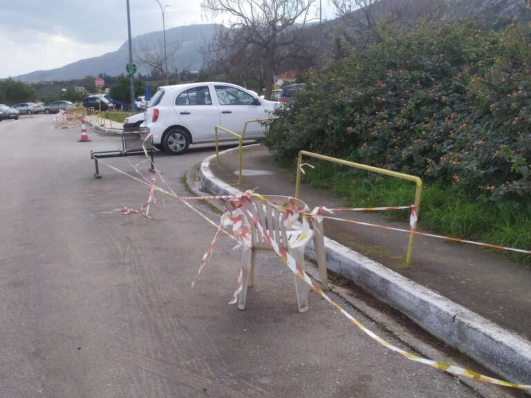 Νέα χούγια στο Νοσοκομείο Χανίων: Παλέτες, παγκάκια και καρέκλες για να κλείσουν το πάρκινγκ (φωτο)