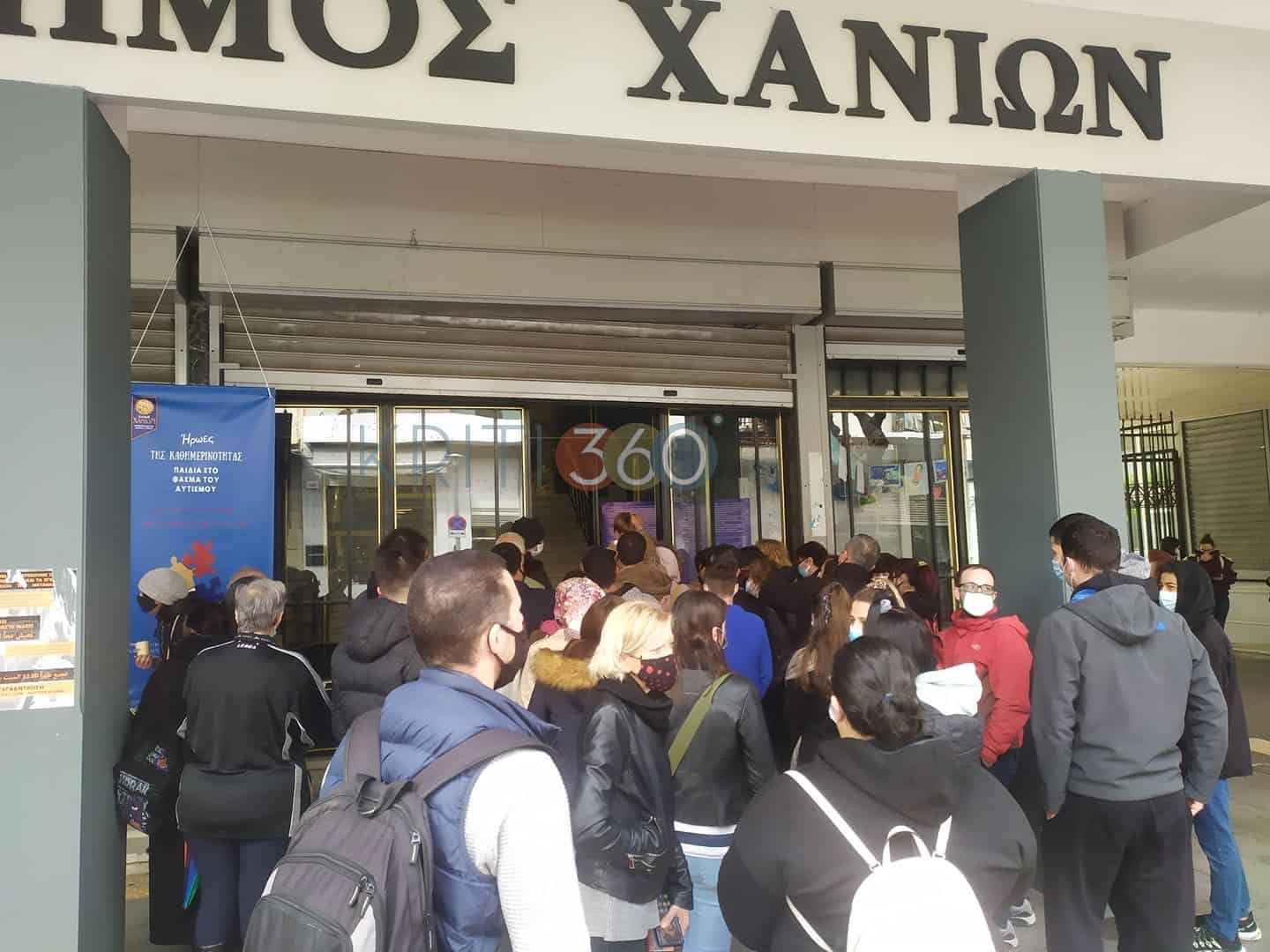 Χανιά: Απίστευτος συνωστισμός για δωρεάν τεστ κορωνοιού στο δημαρχείο