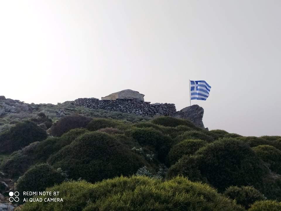 Χανιά: Μεγάλη Ελληνική σημαία κυματίζει σε βουνό για τα 200 χρόνια από την Ελληνική Επανάσταση (φωτο)