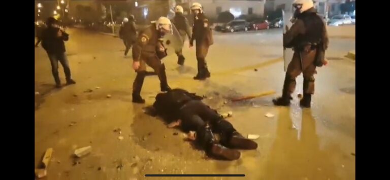 «Πόλεμος» στη Νέα Σμύρνη: Πολιορκούν το Αστυνομικό Τμήμα, μολότοφ και χημικά - Σοβαρά τραυματίας αστυνομικός (φωτο)