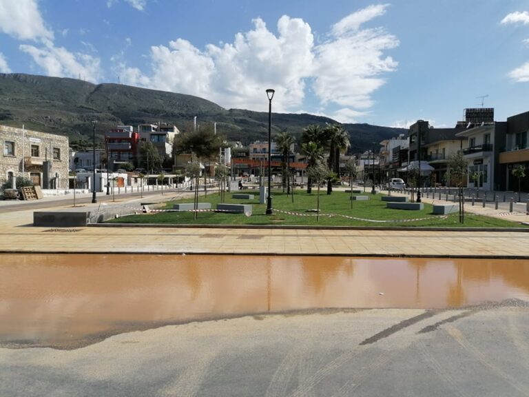 Χανιά: Και λιμνούλα…Άργησε να ολοκληρωθεί η πλατεία στη Σούδα, αλλά… (φωτο)