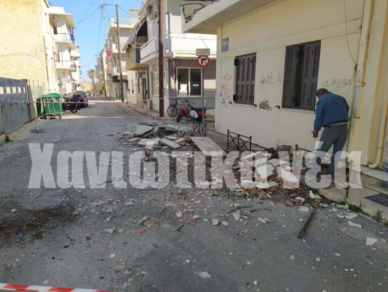Χανιά: Παραλίγο τραγωδία - Κατέρρευσε μπαλκόνι στο Κουμ Καπί (video)