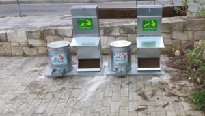 Χανιά: Σταθμούς τροφής/νερού για τα αδέσποτα ζώα τοποθέτησε ο Δήμος (φωτο)
