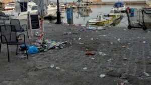 Χανιά: Κορωνοπάρτι στο Ενετικό λιμάνι και εικόνα σκουπιδότοπου το επόμενο πρωί (φωτο)