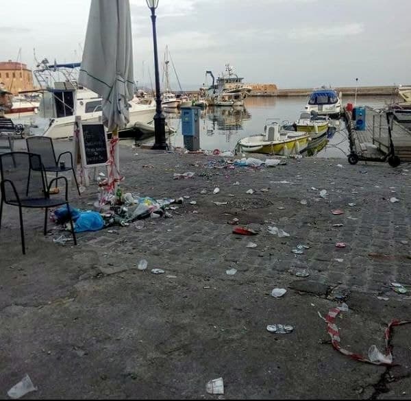 Χανιά: Κορωνοπάρτι στο Ενετικό λιμάνι και εικόνα σκουπιδότοπου το επόμενο πρωί (φωτο)