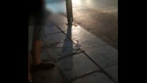 Απίστευτο περιστατικό στην Κρήτη - Άνδρας αυνανίζεται σε στάση λεωφορείου (βιντεο)