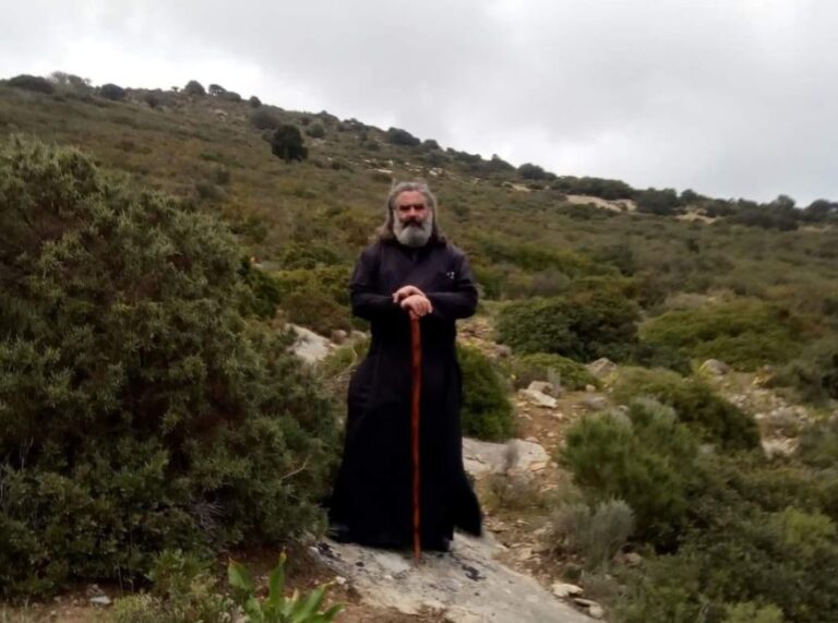 Τι λέει Χανιώτης ιερέας που νοσηλεύτηκε 30 μέρες με κορωνοϊό - «Βίωσα τον θάνατο»