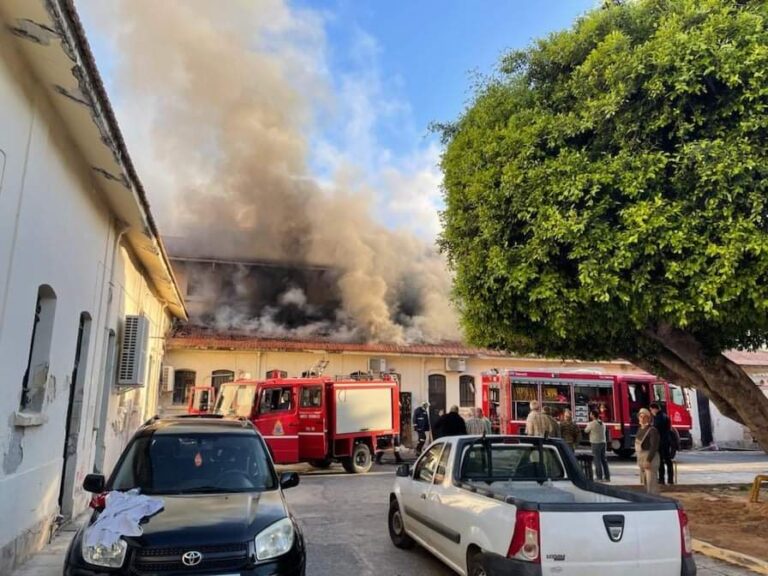 Χανιά: Μεγάλη φωτιά ξέσπασε στη δημοτική αγορά (φωτο)