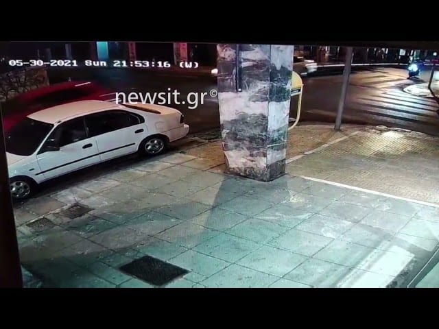 Τροχαίο σοκ: Πέρασε με κόκκινο και «εκσφενδόνισε» ντελιβερά - Βίντεο ντοκουμέντο