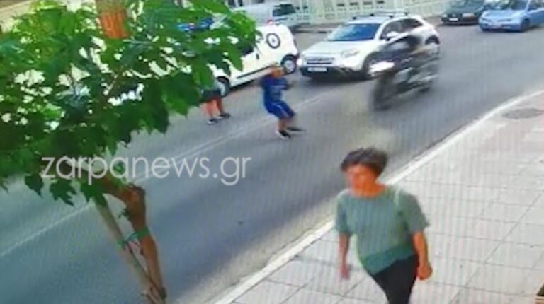 Χανιά: Η σοκαριστική στιγμή που μηχανή χτυπάει παιδάκι - Δραματικό βίντεο από τροχαίο