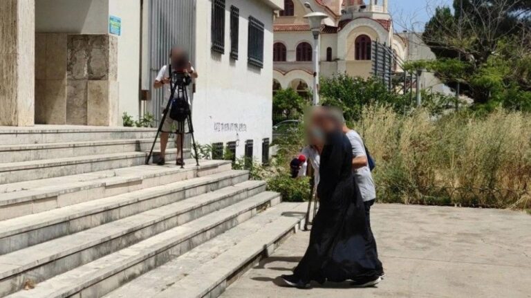 19χρονη βρέθηκε κρυμμένη σε ντουλάπα στο σπίτι του παπά που κατηγορείται για βιασμό